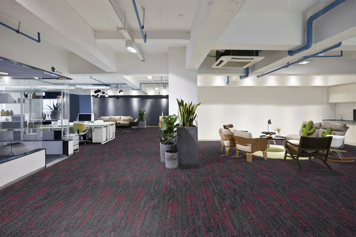 Ковровая плитка Associated Weavers Marathon Tile цвет 91 1000×250×6 фото в интерьере